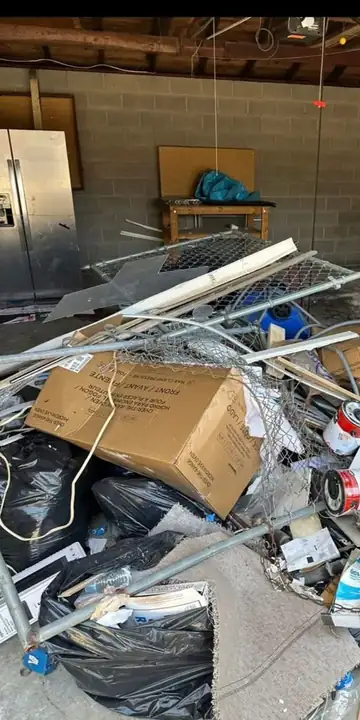 Antes de la remoción de basura — espacio lleno en el área de Concord, NC atendido por AJC Junk Removal (#01)