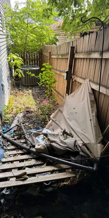 Antes de la remoción de basura — espacio lleno en el área de Concord, NC atendido por AJC Junk Removal (#02)