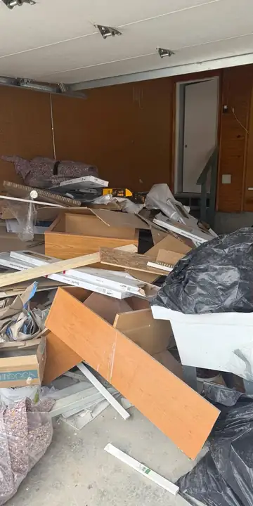 Antes de la remoción de basura — espacio lleno en el área de Concord, NC atendido por AJC Junk Removal (#03)