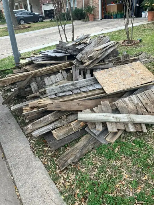Antes de la remoción de basura — espacio lleno en el área de Concord, NC atendido por AJC Junk Removal (#04)
