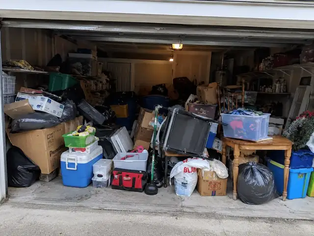 Antes de la remoción de basura — espacio lleno en el área de Concord, NC atendido por AJC Junk Removal (#05)