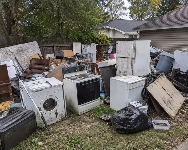 Antes de la remoción de basura — espacio lleno en el área de Concord, NC atendido por AJC Junk Removal (#06)